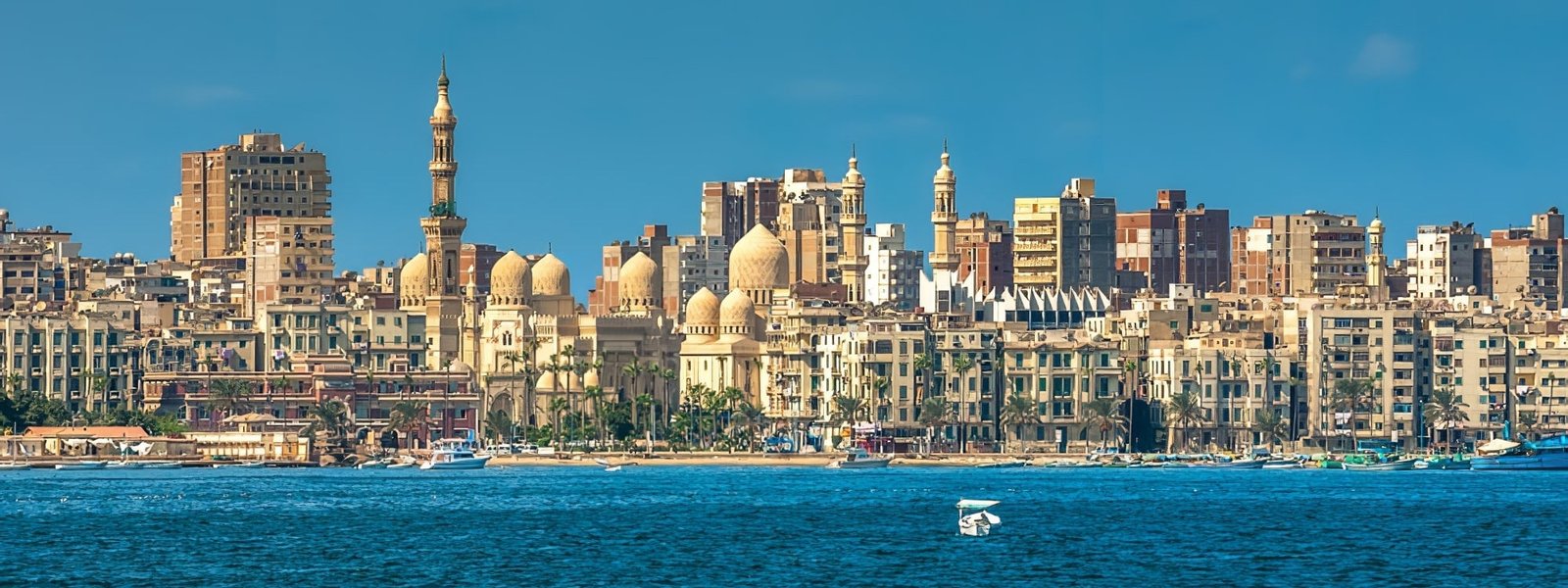 Vue panoramique d’Alexandrie depuis la mer avec mosquées et immeubles en bord de côte