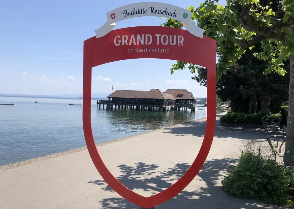 Vue de la Badhütte de Rorschach à travers le cadre rouge du Grand Tour of Switzerland