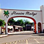 Arc d’entrée de Heroica Mulegé, village côtier de Basse-Californie du Sud, point de départ des plongées dans la Bahía Concepción.