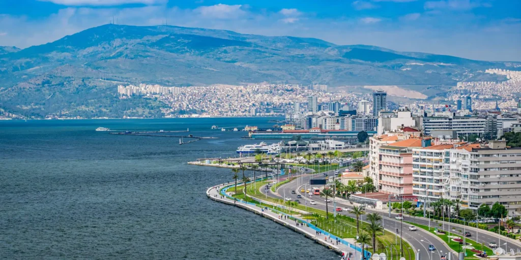Panorama du bord de mer d’Izmir avec la baie, la ville et les montagnes en arrière-plan