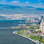Panorama du bord de mer d’Izmir avec la baie, la ville et les montagnes en arrière-plan