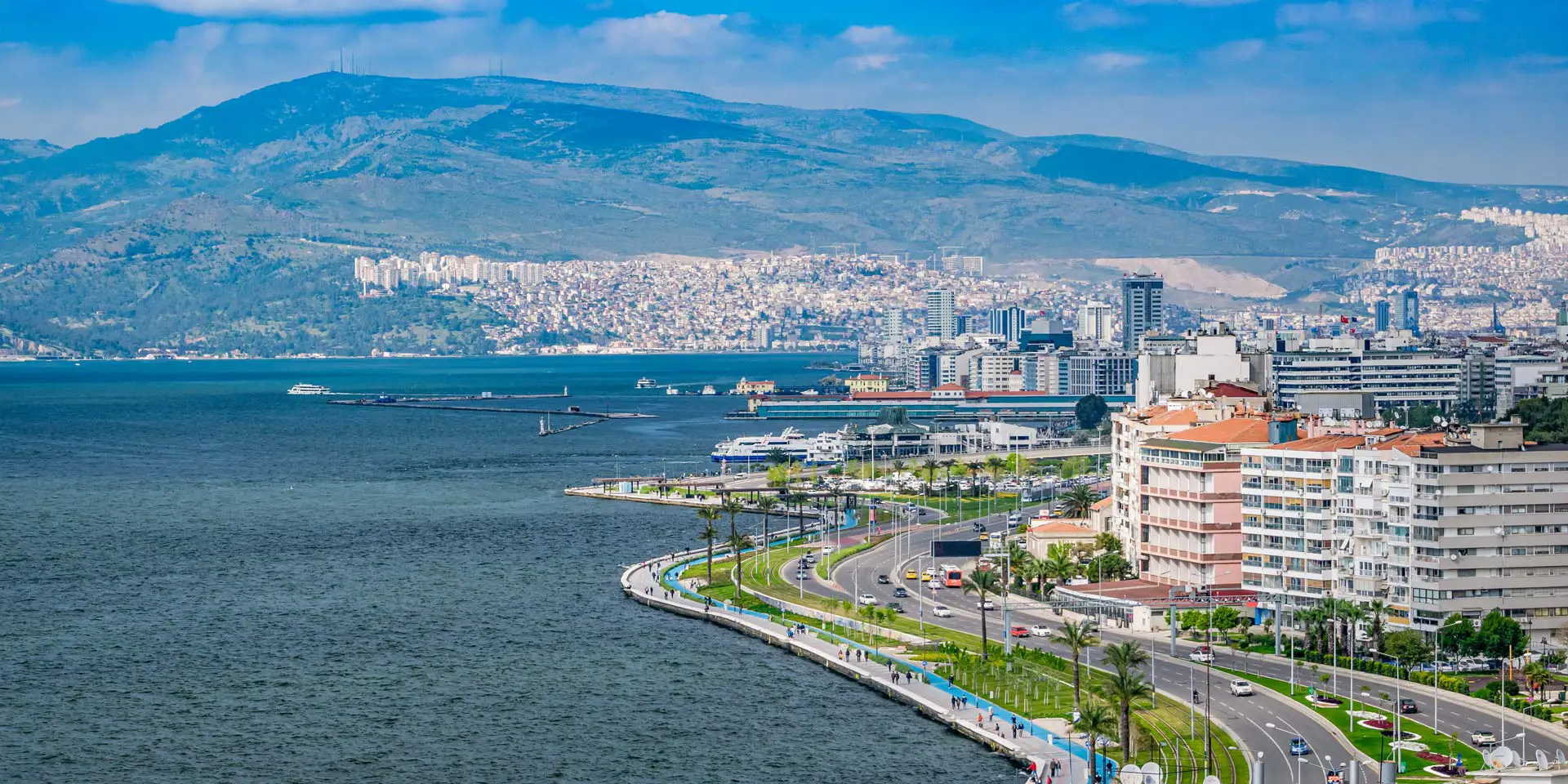 Panorama du bord de mer d’Izmir avec la baie, la ville et les montagnes en arrière-plan