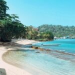 Plage de Capurganá face au village caribéen, mer turquoise et palmiers