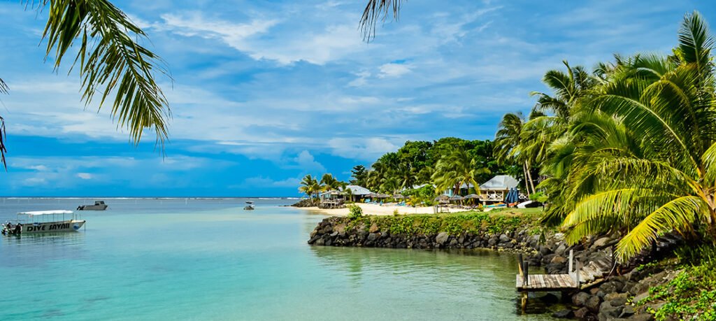 Plage de Fagamalo avec cocotiers et bateau de plongée Dive Savaii