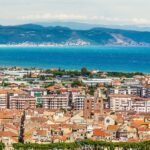 Vue côtière d’Albenga et de la mer Ligure, point de départ des sites de plongée autour de l’île Gallinara