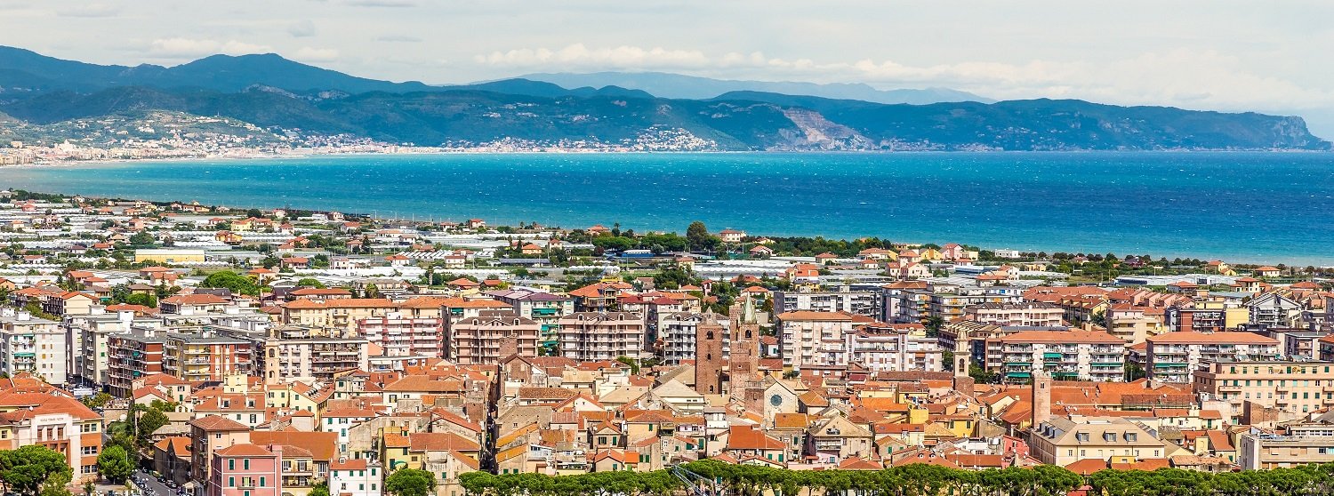 Vue côtière d’Albenga et de la mer Ligure, point de départ des sites de plongée autour de l’île Gallinara