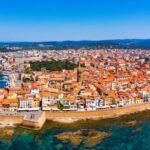 Vue aérienne de la vieille ville d’Alghero et du port, point de départ idéal pour la plongée en Sardaigne