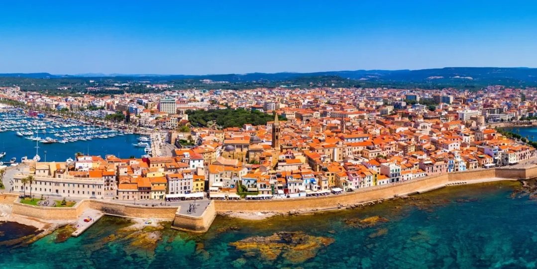 Vue aérienne de la vieille ville d’Alghero et du port, point de départ idéal pour la plongée en Sardaigne