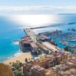 Vue sur le port d’Alicante et la plage du Postiguet, point de départ idéal pour la plongée en Méditerranée