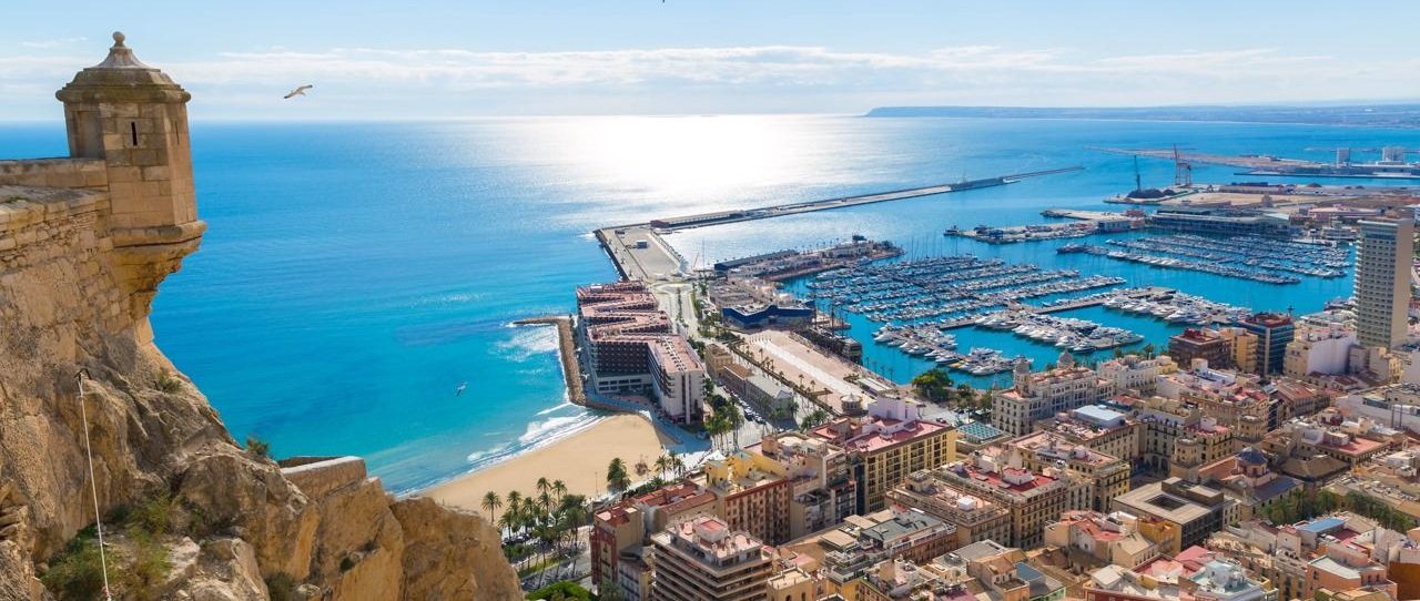 Vue sur le port d’Alicante et la plage du Postiguet, point de départ idéal pour la plongée en Méditerranée