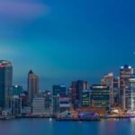 Vue nocturne de la skyline d’Auckland en Nouvelle-Zélande depuis le port, point de départ des plongées locales
