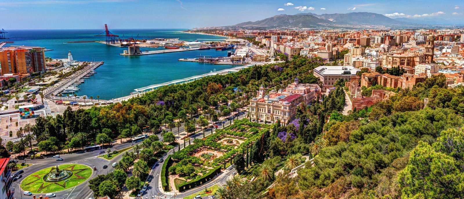 Vue panoramique du port et du littoral de Málaga sur la Costa del Sol, Espagne