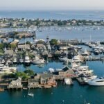 Vue aérienne du port de Nantucket avec ses jetées, ses bateaux et les maisons en bois caractéristiques de l’île
