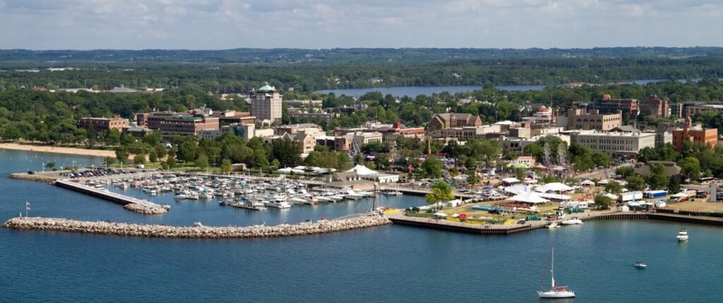Vue aérienne de la marina de Traverse City avec le centre-ville en arrière-plan