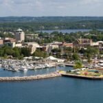 Vue aérienne de la marina de Traverse City avec le centre-ville en arrière-plan