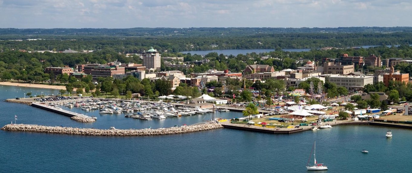 Vue aérienne de la marina de Traverse City avec le centre-ville en arrière-plan