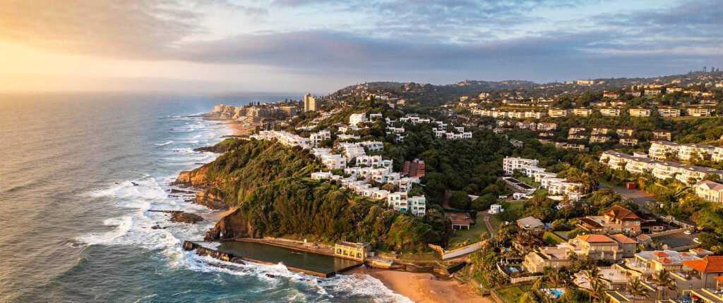 Vue aérienne de la côte de Ballito en Afrique du Sud avec plages, falaises et océan Indien