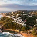 Vue aérienne de la côte de Ballito en Afrique du Sud avec plages, falaises et océan Indien