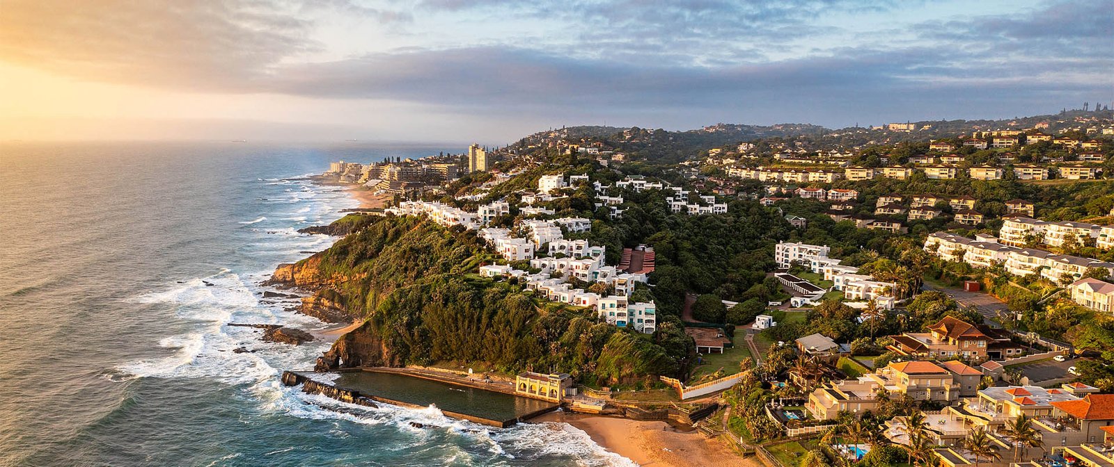 Vue aérienne de la côte de Ballito en Afrique du Sud avec plages, falaises et océan Indien