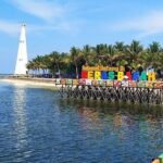 Passerelle et plage de l’île de Beras Basah près de Bontang en Indonésie