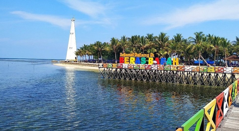 Passerelle et plage de l’île de Beras Basah près de Bontang en Indonésie