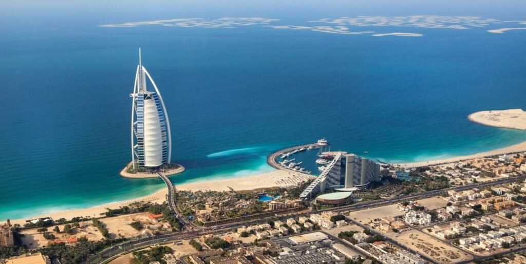 Vue aérienne du Burj Al Arab à Dubaï, côte de Jumeirah et golfe Persique en arrière-plan