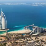 Vue aérienne du Burj Al Arab à Dubaï, côte de Jumeirah et golfe Persique en arrière-plan