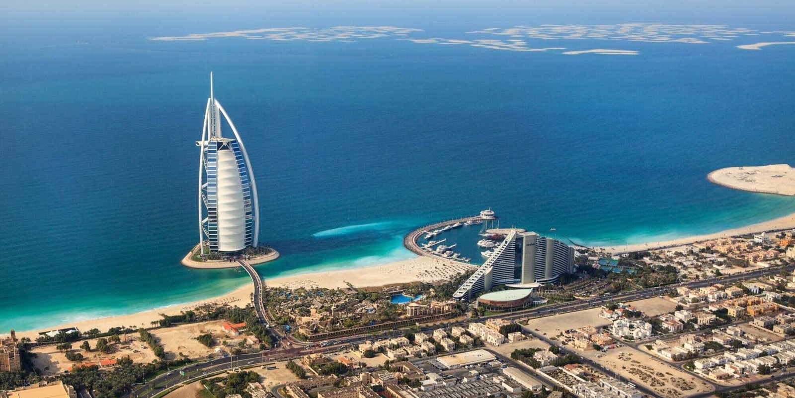 Vue aérienne du Burj Al Arab à Dubaï, côte de Jumeirah et golfe Persique en arrière-plan