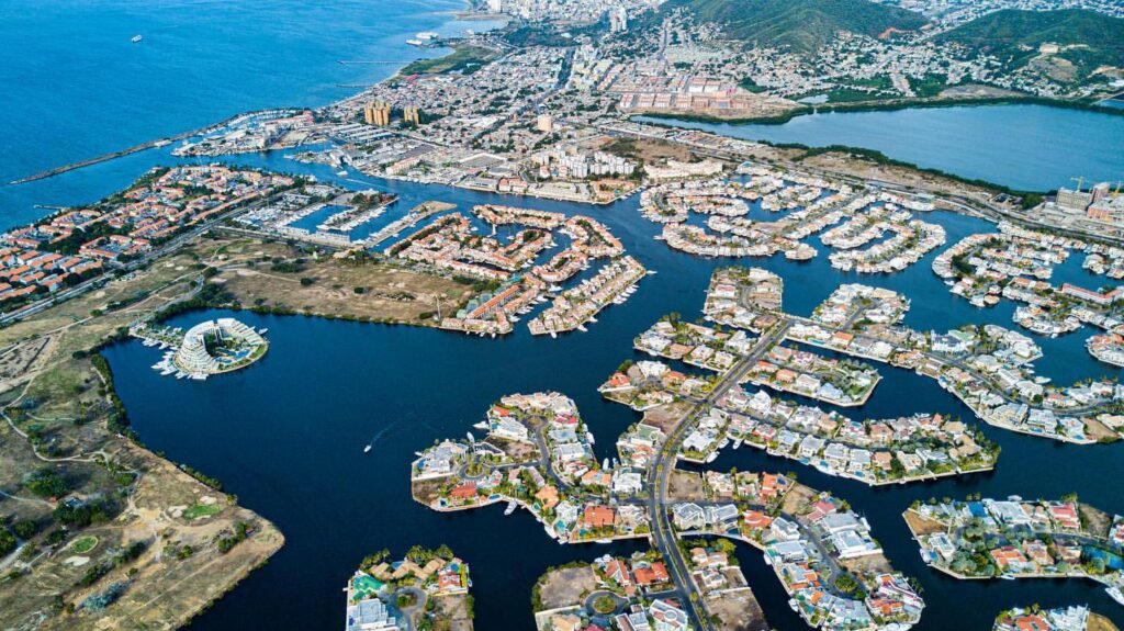Vue aérienne de Lechería au Venezuela avec les marinas et les canaux du quartier El Morro en bord de mer caribéenne