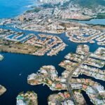 Vue aérienne de Lechería au Venezuela avec les marinas et les canaux du quartier El Morro en bord de mer caribéenne
