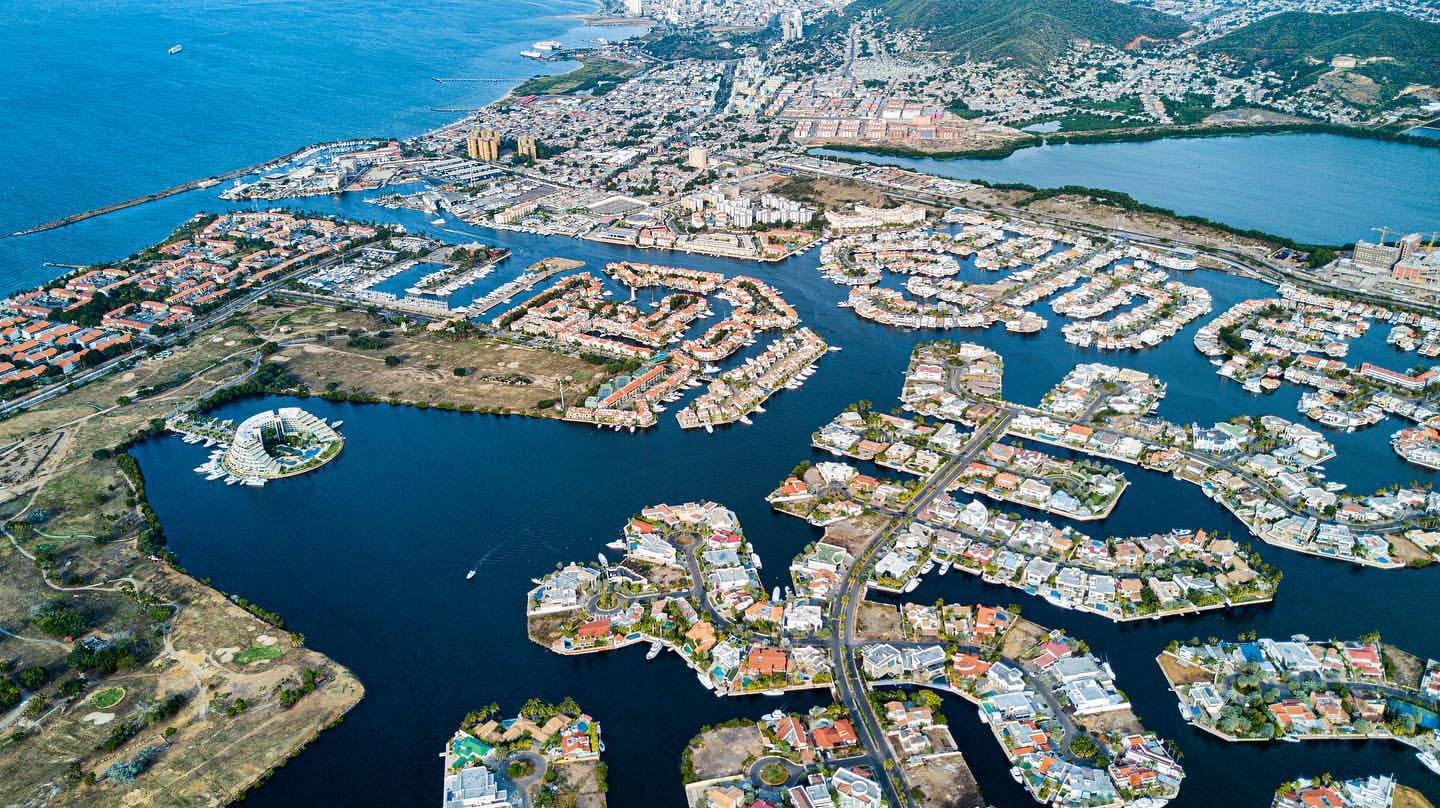 Vue aérienne de Lechería au Venezuela avec les marinas et les canaux du quartier El Morro en bord de mer caribéenne