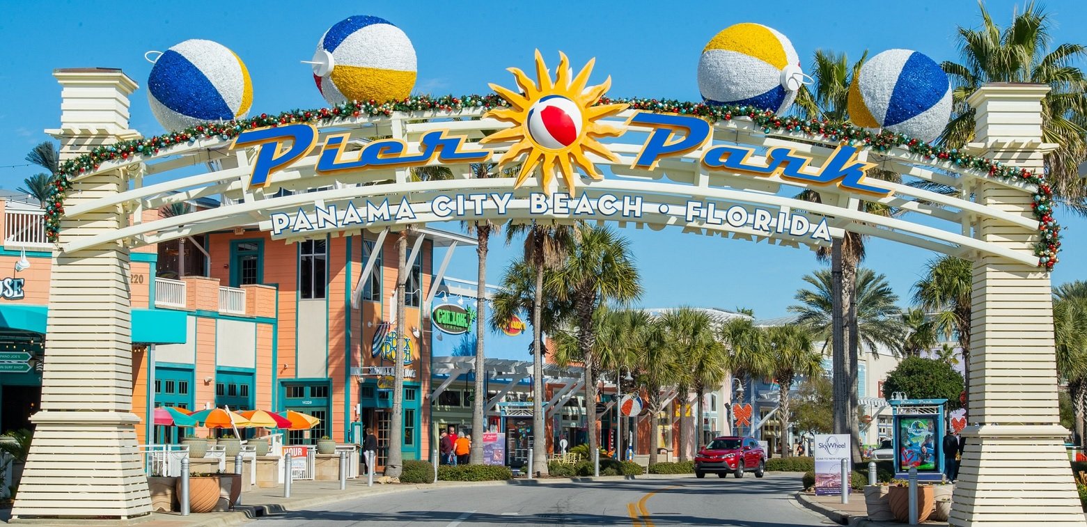 Entrée de Pier Park à Panama City Beach avec décoration colorée et palmiers