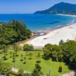 Vue aérienne de la plage de Maresias à São Sebastião sur la côte brésilienne, avec sable blanc, mer turquoise et relief boisé