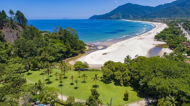 Vue aérienne de la plage de Maresias à São Sebastião sur la côte brésilienne, avec sable blanc, mer turquoise et relief boisé