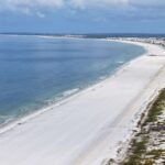 Vue aérienne de la plage de Mexico Beach en Floride avec sable blanc, golfe du Mexique calme et route côtière parallèle au littoral