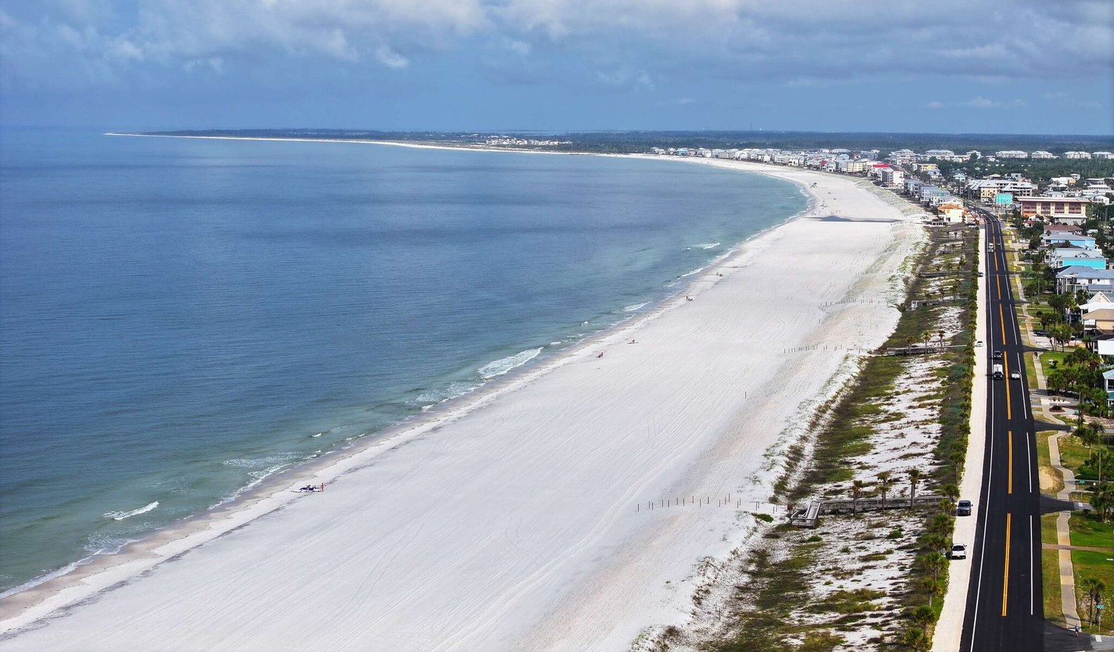 Vue aérienne de la plage de Mexico Beach en Floride avec sable blanc, golfe du Mexique calme et route côtière parallèle au littoral