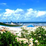 Plage de Pontal do Paraná avec bateaux de pêche traditionnels sur le sable