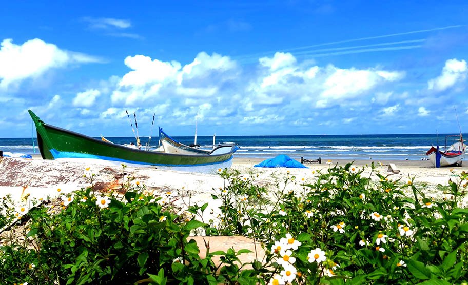 Plage de Pontal do Paraná avec bateaux de pêche traditionnels sur le sable