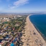 Vue aérienne de la plage de Vityazevo sur la mer Noire près d’Anapa