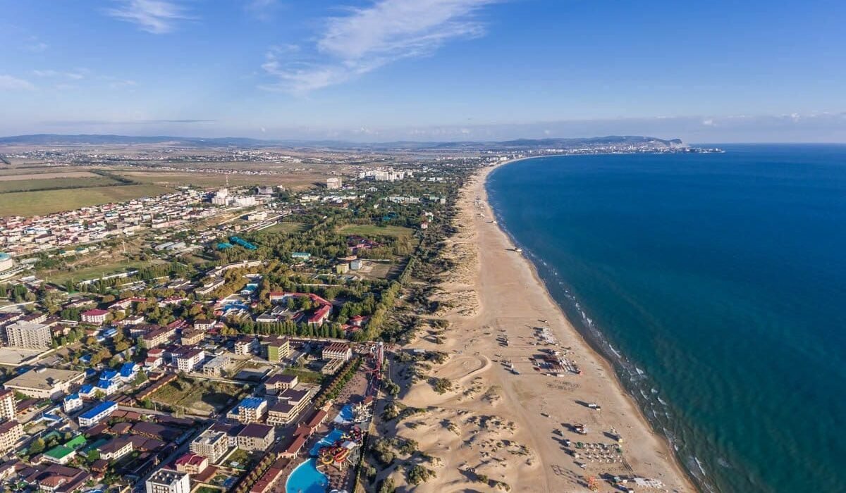 Vue aérienne de la plage de Vityazevo sur la mer Noire près d’Anapa
