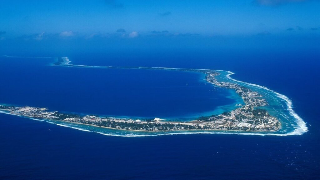 Vue aérienne de l’atoll de Majuro aux îles Marshall avec le lagon central et la barrière de corail entourée par l’océan Pacifique