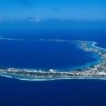 Vue aérienne de l’atoll de Majuro aux îles Marshall avec le lagon central et la barrière de corail entourée par l’océan Pacifique