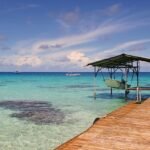 Eau turquoise de Rotoava avec un ponton en bois et un bateau amarré