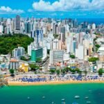 Vue panoramique de Salvador de Bahia avec ses plages et son architecture moderne