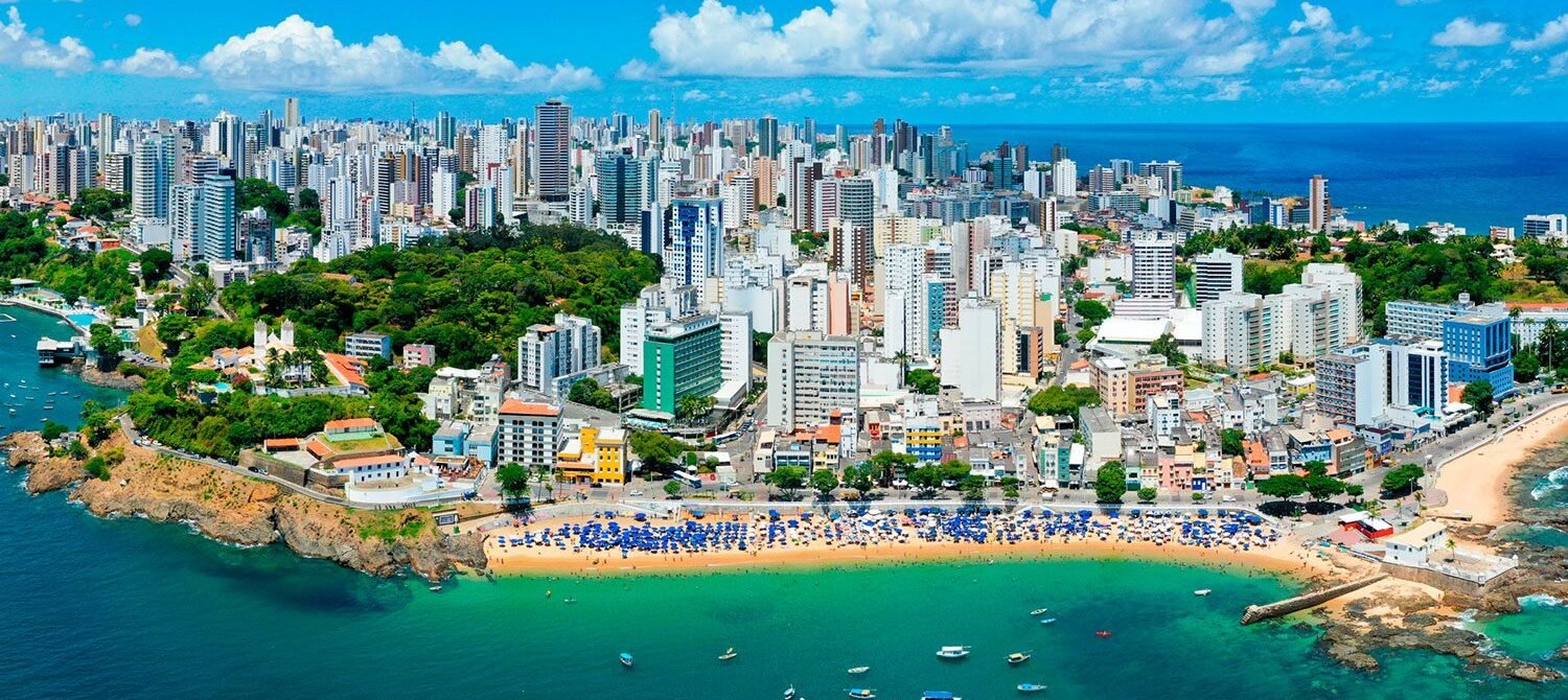 Vue panoramique de Salvador de Bahia avec ses plages et son architecture moderne