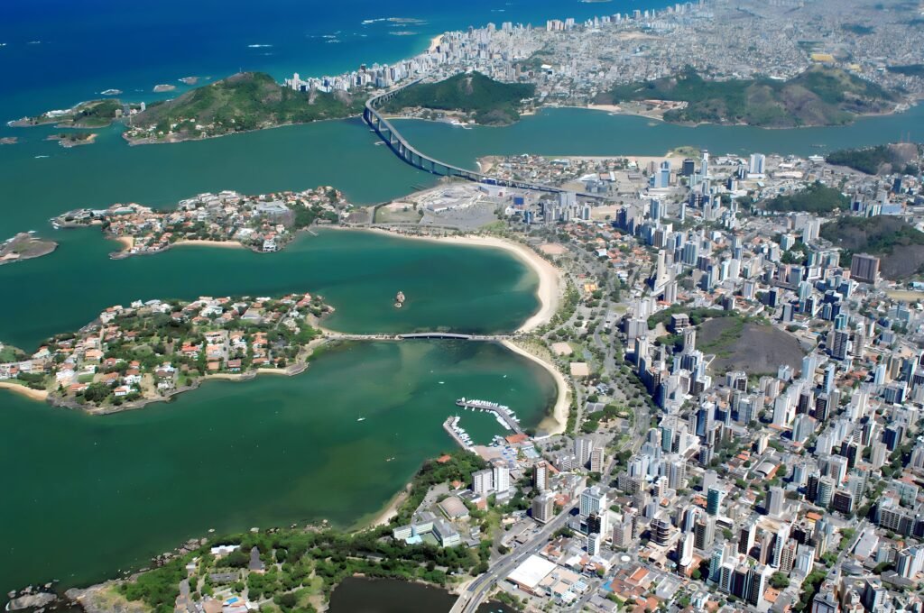 Vue aérienne de Vitória au Brésil, montrant la baie, les îlots et le centre urbain côtier