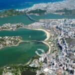Vue aérienne de Vitória au Brésil, montrant la baie, les îlots et le centre urbain côtier