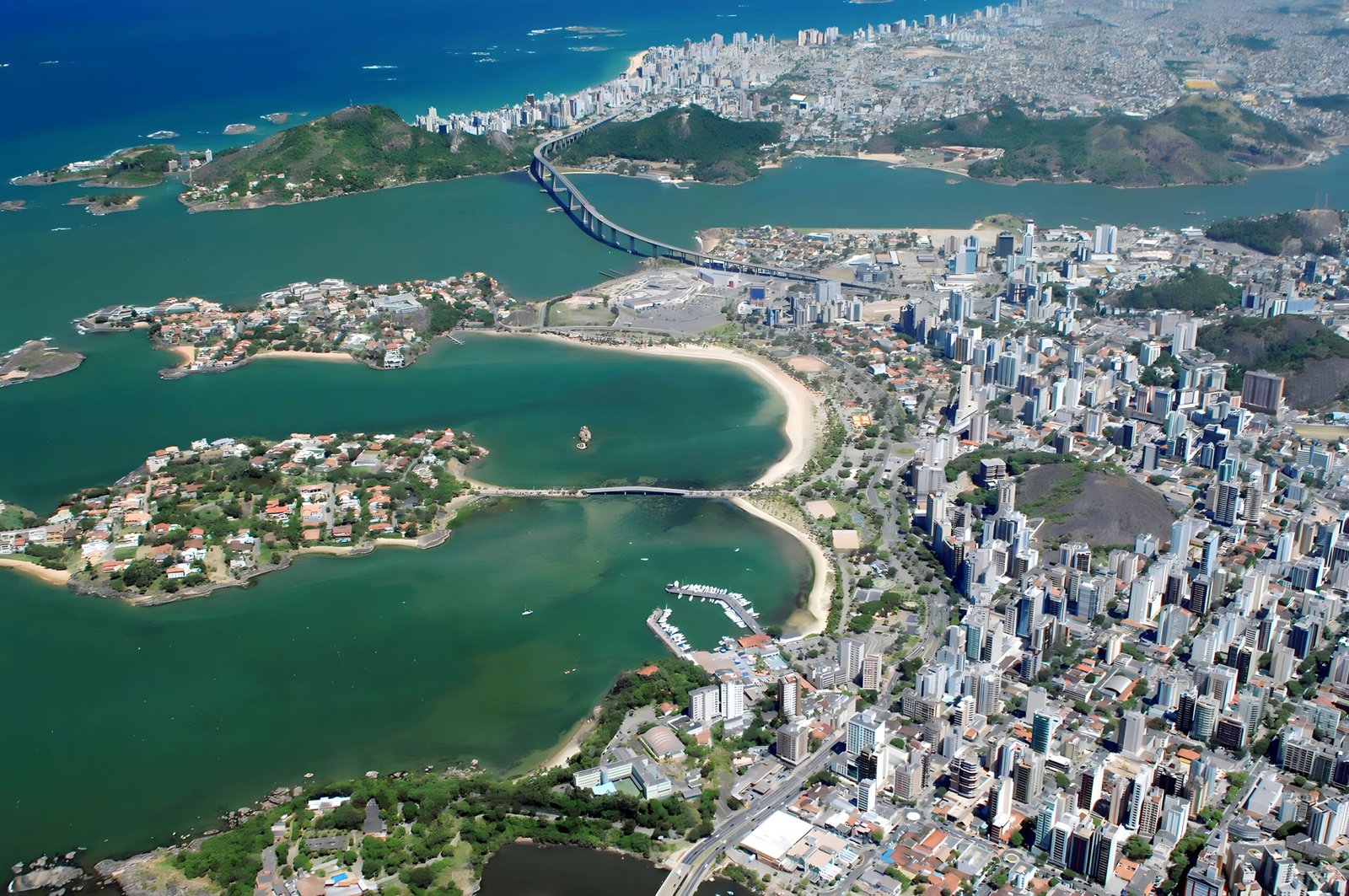 Vue aérienne de Vitória au Brésil, montrant la baie, les îlots et le centre urbain côtier