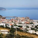 Panorama de la ville d’El Kala et de son littoral méditerranéen depuis les hauteurs, près du port et des zones de plongée.