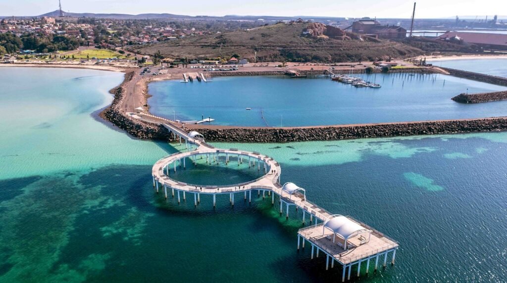 Ponton circulaire de Whyalla vu du ciel, avec la jetée, l’eau turquoise et la côte en arrière-plan.